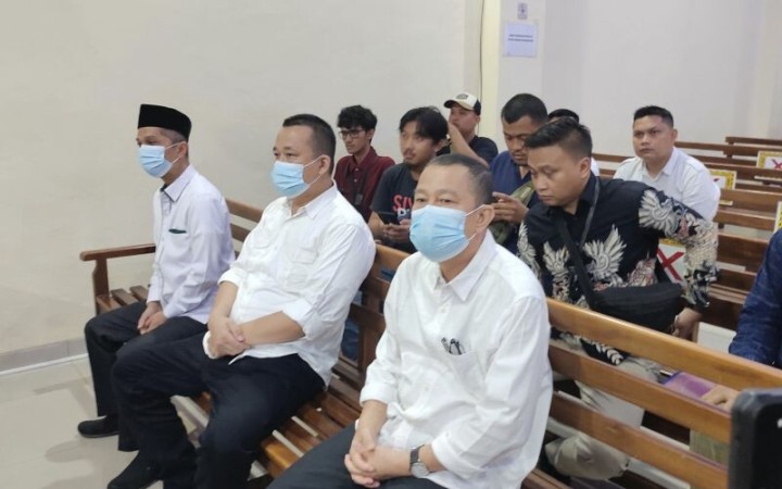 Tiga terdakwa kasus suap penerimaan mahasiswa baru Universitas Lampung menghadiri sidang dengan agenda pembacaan dakwaan di PN Tanjungkarang, Bandarlampung, Selasa (10/1/2023). (ant)
