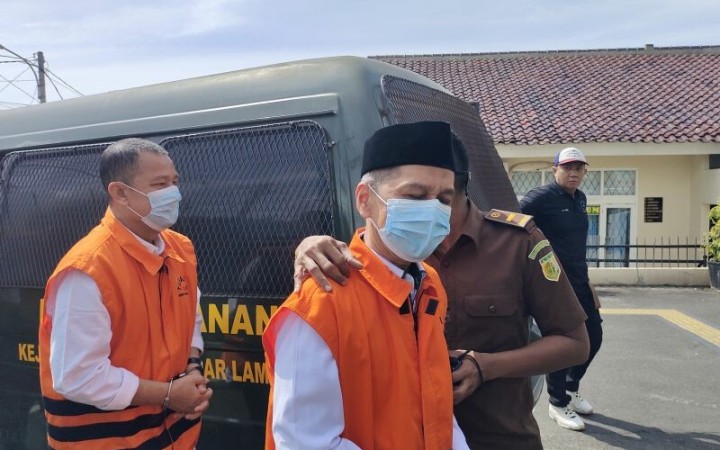 Terdakwa suap mantan rektor Unila Karomani (peci hitam) tiba di PN Tipikor Tanjungkarang. Bandarlampung, Selasa (10/1/2022). (ant)