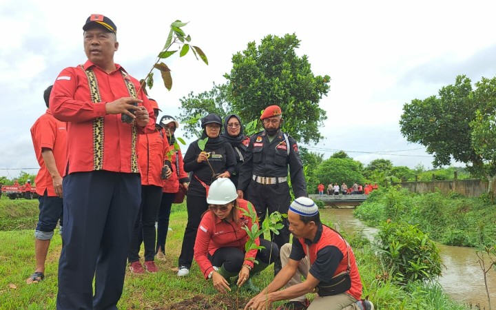 I Komang Koheri bersama kader PDI Perjuangan lainnya saat menanam pohon di pinggir sungai serangkaian HUT PDIP ke-50 dan Ulang tahun Megawati Soekarnoputri, Lampung Tengah, Sabtu (28/1/2023). (ist)