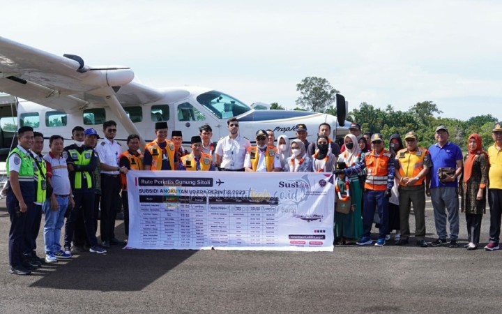 Pelepasan perdana penerbangan pesawat Cessna C208B Caravan milik maskapai Susi Air Rute Perintis Gunung Sitoli tahun 2023 di Bandar Udara Muhammad Taufiq Kiemas, Kabupaten Pesisir Barat, Krui, Jumat (6/1/2023). (ist)