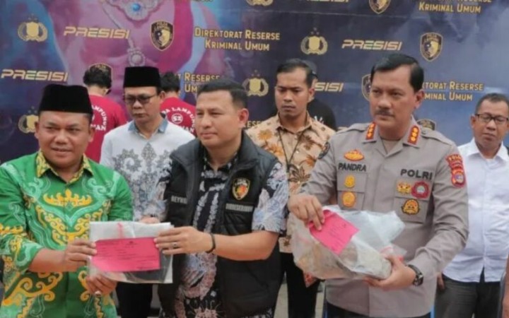 Kepolisian saat memnunjukkan barang bukti perusakan Kantor MUI Lampung. Bandarlampung, Jumat, (6/1/2023). (ant)