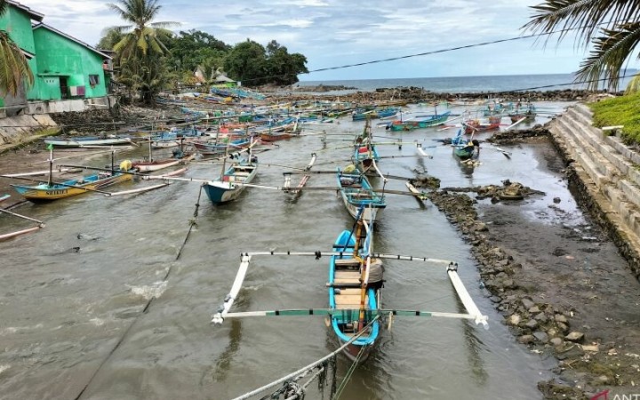 Sejumlah perahu nelayan Pesisir Barat Lampung yang sandar karena tidak bisa melaut akibat gelombang tinggi. (ant)