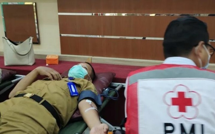 Anggota PMI Lampung sedang mengambil darah seorang Aparatur Sipil Negara (ASN) yang mendonorkan darahnya. (ant)