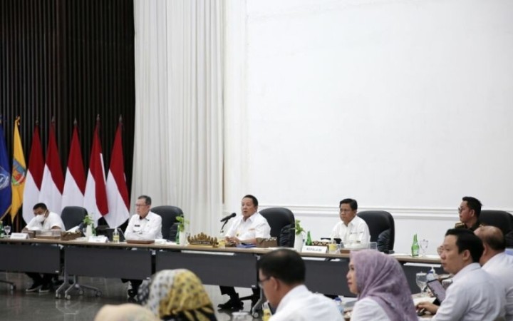 Gubernur Lampung Arinal Djunaidi saat memimpin rapat pengendalian inflasi, Kamis (9/2/2023). (ant).