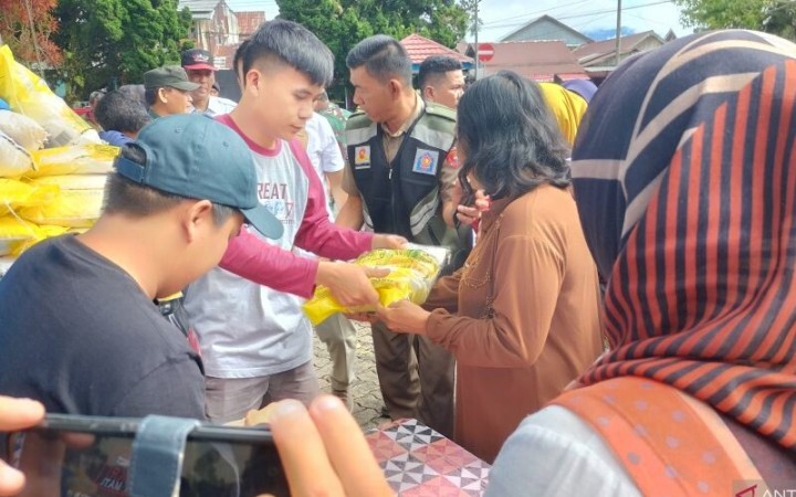 Sejumlah warga membeli beras di Operasi Pasar Murah di halaman Terminal Pasar Liwa, Lampung Barat. (ant)