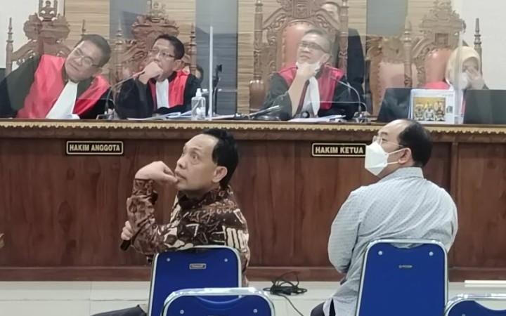 Rektor Universitas Sultan Ageng Tirtayasa (Untirta) yang juga Ketua Badan Kerja Sama Perguruan Tinggi Negeri (BKS-PTN) Wilayah Barat Fatah Sulaiman (kiri) di Pengadilan Negeri Tanjungkarang. Bandarlampung, Selasa (7/2/2023). (ant)