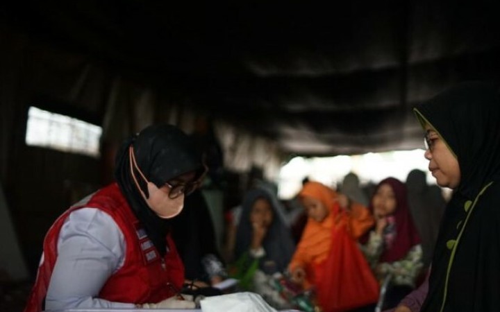 Arsip Foto. Petugas PMI memberikan pelayanan kesehatan kepada warga yang terdampak gempa bumi di Kabupaten Cianur, Provinsi Jawa Barat. (ant)