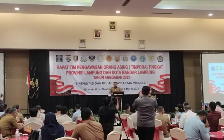 Gubernur Lampung Arinal Djunaidi saat memberi sambutan dalam rapat Tim Pengawasan Orang Asing. Bandarlampung, Senin (6/3/2023). (ant)