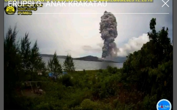 Gambar terkini erupsi Gunung Anak Krakatau. (ant)