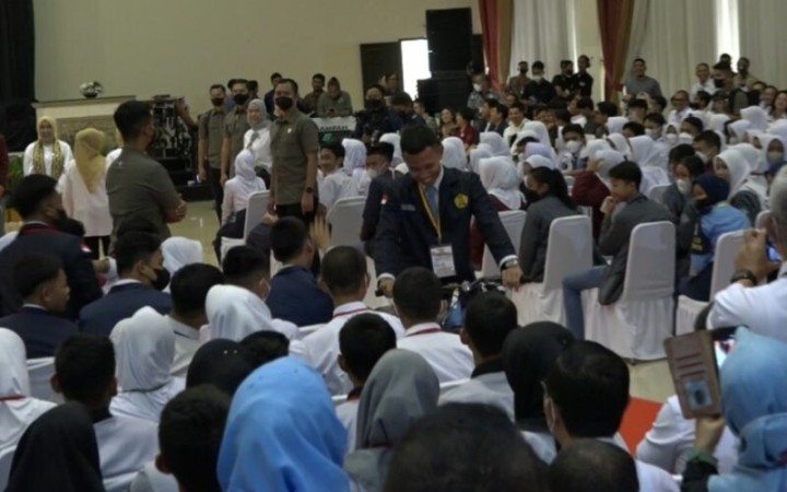 Salah seorang siswa SMA di Bandarlampung yang menerima hadiah berupa sepeda dari Ibu Negara Iriana Jokowi. Bandarlampung, Rabu (8/3/2023). (ant)