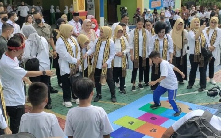 Ibu Negara Iriana Jokowi bersama dengan anggota OASE KIM tengah melihat siswa di Bandarlampung bermain permainan tradisional. Bandarlampung, Rabu (8/3/2023). (ant)