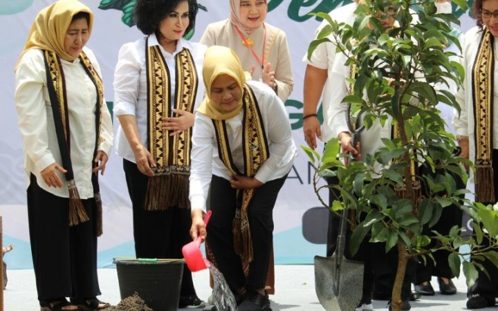 Kedatangan Ibu Negara bersama anggota Organisasi Aksi Solidaritas Era Kabinet Indonesia Maju untuk melaksanakan penanaman pohon bersama di Lampung. Bandarlampung, Rabu (8/3/2023). (ant)