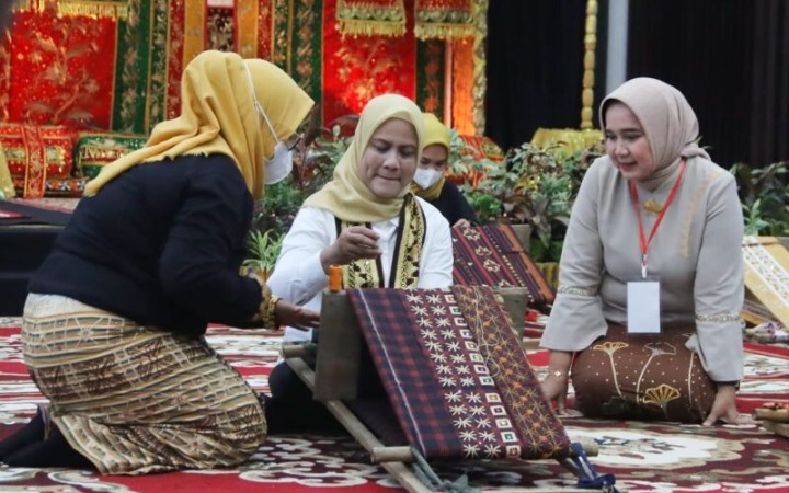 Ibu Negara Iriana Jokowi bersama Ketua Dekranasda Provinsi Lampung Riana Sari tengah mencoba membuat Tapis Lampung. Bandarlampung, Rabu (8/3/2023). (ant)