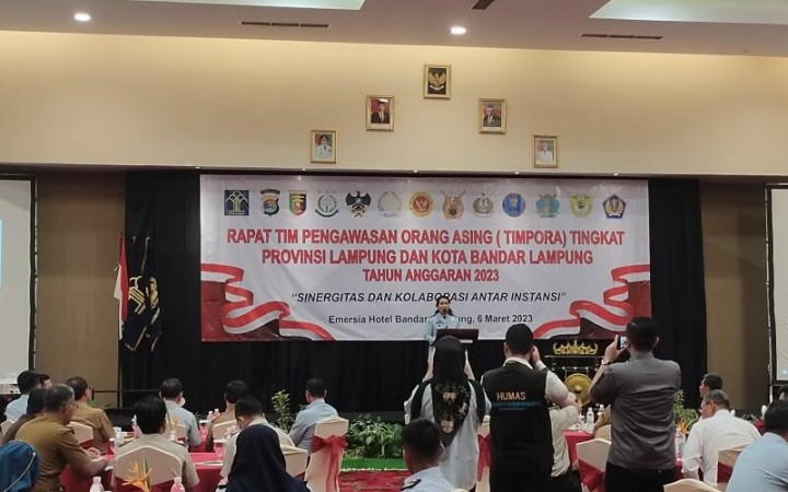 Kepala kanwil Kemenkumham Lampung, Sorta Delima Lumban Tobing dalam rapat tim pengawasan orang asing di Bandarlampung, Senin (6/3/2023). (ant)