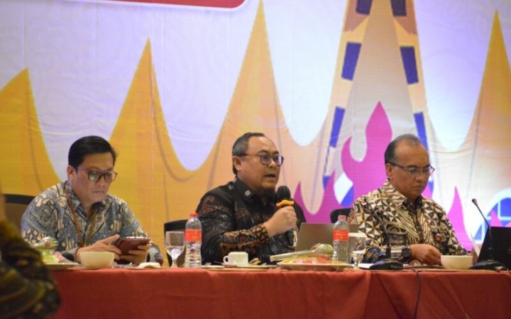 Kepala OJK Lampung Bambang Hermanto (tengah). (ant)