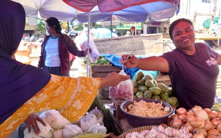 Pedagang di salah satu pasar tradisional Bandarlampung sedang melayani konsumen yang membeli kebutuhan pangan. Bandarlampung, Rabu, (22/3/2023).