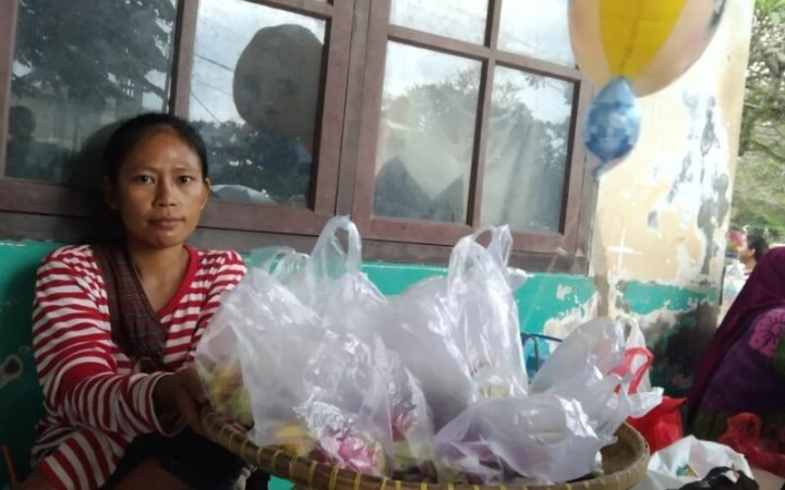 Penjual Bunga Tabur bagi keperluan peziarah di salah satu tempat pemakaman umum di Kota Bandarlampung, Rabu (22/3/2023). (ant)
