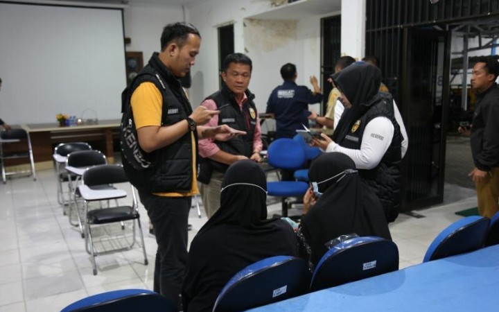 Aparat Polda Lampung menjemput lima orang PMI asal Lampung di Bandara Raden Intan, Rabu (8/3/2023). (ant)