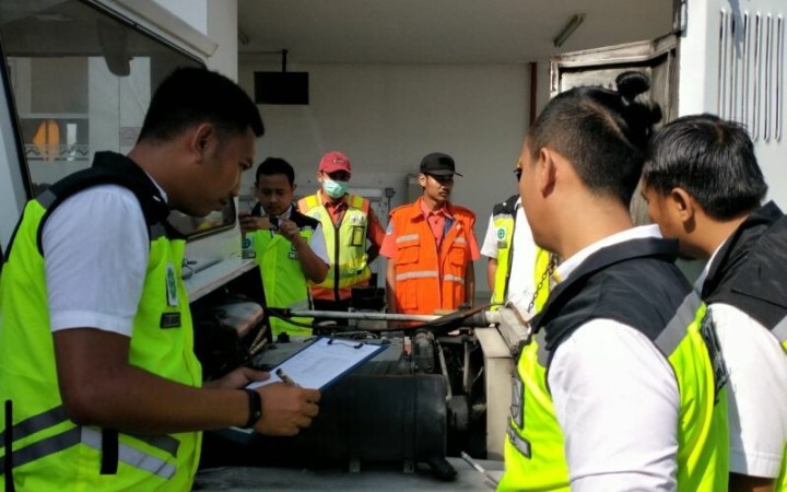 Kegiatan ramp check pesawat serta FOD Walk Bandara Radin Inten II Lampung. (ant)