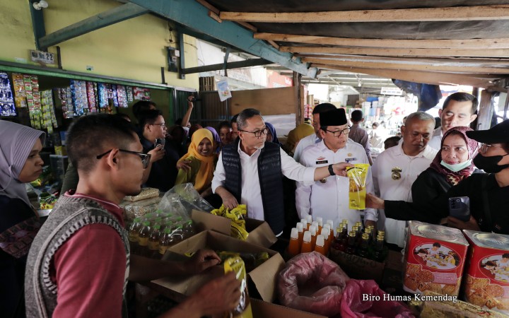 Menteri Perdagangan, Zulkifli Hasan meninjau harga dan pasokan barang kebutuhan pokok (bapok) di Lampung