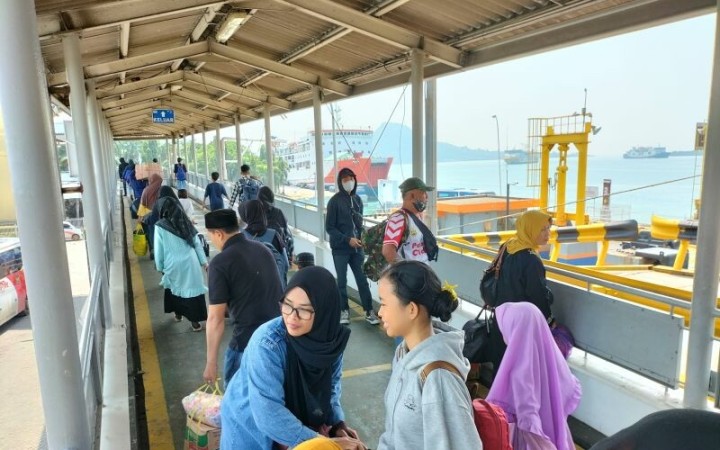 Suasana sejumlah pemudik saat menunggu kapal sandar di Pelabuhan Bakauheni, Lampung. (ant)