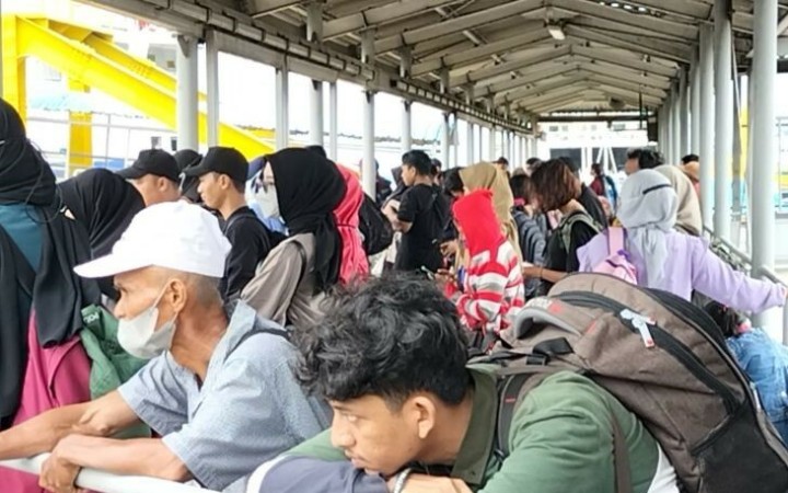 Ratusan penumpang pejalan kaki memadati gateway di dermaga tiga pelabuhan Bakauheni. (ant)