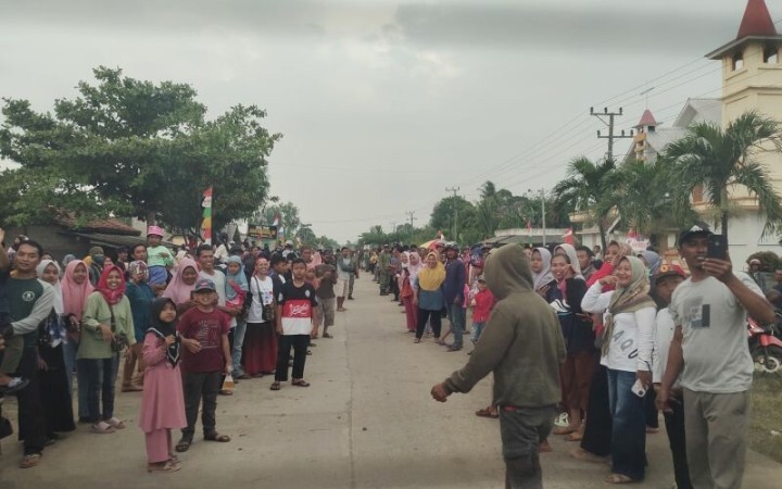 Warga berkerumun menyambut Presiden Joko Widodo (Jokowi), di Lampung Tengah, Jumat (5/5/2023). (ant)