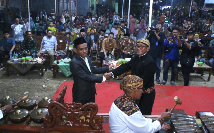 Perayaan Hari Ulang Tahun Desa Sidomukti, Kecamatan Abung Timur, Lampura yang ke 52 dengan pagelaran wayang kulit, pada Kamis (11/5/2023) malam. (ist)