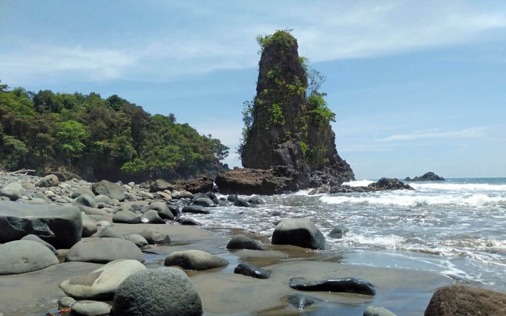 Pantai Batu Tihang, salah satu tempat wisata di Pesisir Barat. (ist)