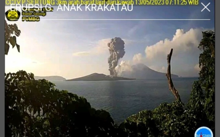 CCTV merekam lontaran abu vulkanik dari Gunung Anak Krakatau saat gunung api di perairan Selat Sunda, Provinsi Lampung, itu mengalami erupsi pada Sabtu pagi (13/5/2023). (ant)