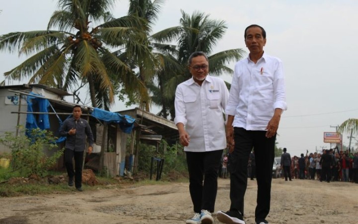 Presiden Jokowi dalam kunjungan dan pemeriksaan Jalan Seputih Raman yang rusak di Lampung Tengah. Lampung Tengah, Jumat (5/5/2023). (ant)