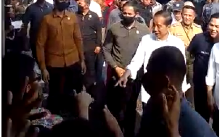 Presiden Jokowi menyapa warga saat mengunjungi Pasar Natar, Lampung Selatan dalam kunjungannya di lampung, Jumat (5/5/2023). (ist)
