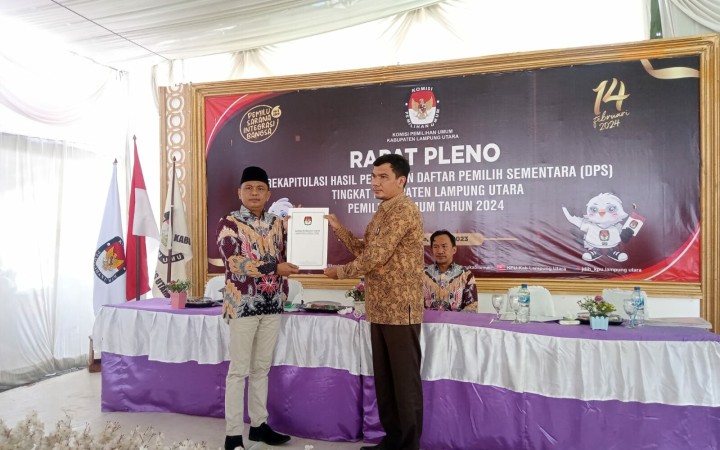 Rapat Pleno rekapitulasi hasil perbaikan Daftar Pemilih Sementara (DPS) tingkat Kabupaten KPU Lampung Utara di halaman kantor KPU setempat, Jumat, (12/5/2023). (ist)