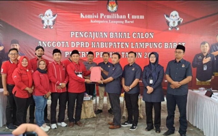 Sejumlah bacaleg dari PDIP dan KPU Lampung Barat. (ant)