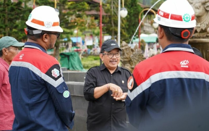 Wakil Gubernur Bali Tjok Oka Artha Ardhana Sukawati saat mengunjungi penataan Pura Agung Besakih, Denpasar, Jumat (13/1/2023). (ant)