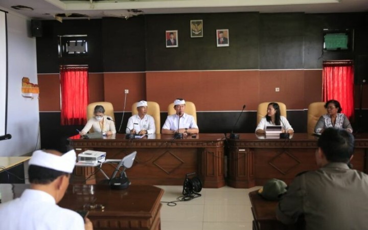 Bupati Klungkung I Nyoman Suwirta (ketiga dari kiri) memberikan arahan saat memimpin rapat koordinasi percepatan pengendalian rabies di ruang rapat Kantor Dinas Ketahanan Pangan dan Perikanan