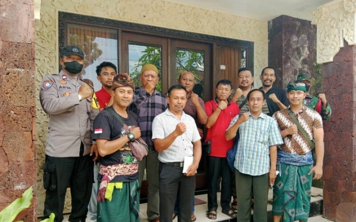 Ketua Pimpinan Cabang (PC) LDII Kecamatan Tabanan Imam Hambali di Tabanan bersama Perbekel Dajan Peken dan tokoh masyarakat usai rapat koordinasi di Tabanan