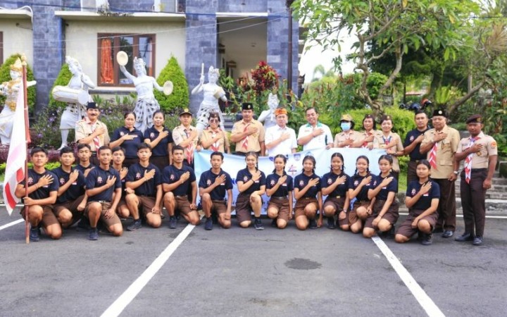 Bupati Klungkung I Nyoman Suwirta berpose bersama dengan Kontingen Pramuka Klungkung di depan Kantor Bupati Klungkung, Rabu