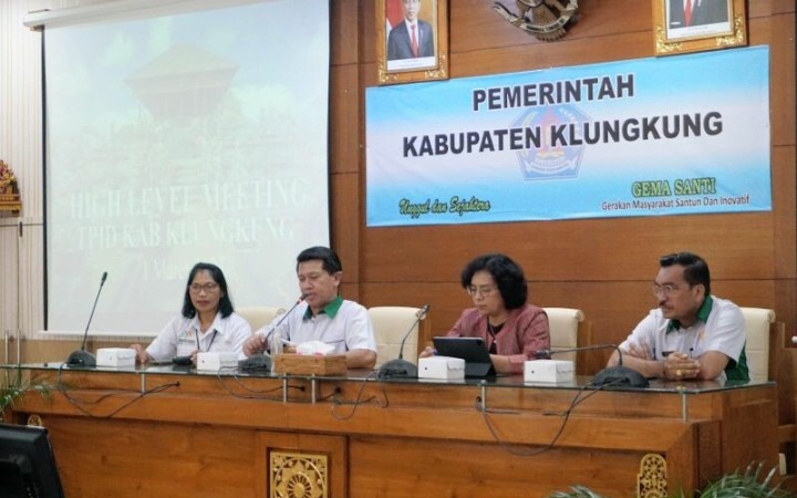 Bupati Klungkung I Nyoman Suwirta bersama Deputi Kepala KPwBI Provinsi Bali Gusti Agung Diah Utari dan pihak terkait saat mengadakan High Level Meeting (HLM) TPID Klungkung