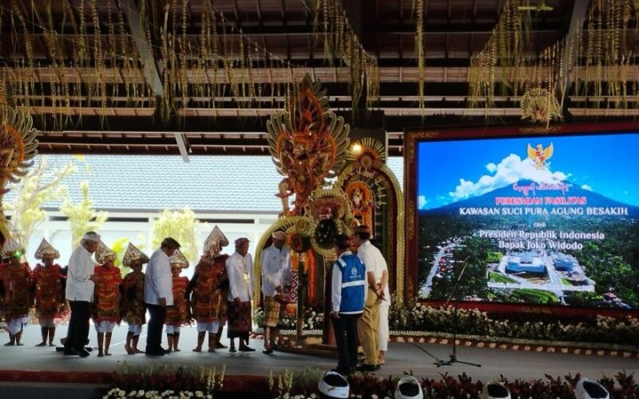 Presiden Jokowi saat meresmikan fasilitas baru di kawasan Pura Agung Besakih di Karangasem, Bali, Senin (13/3/2023)