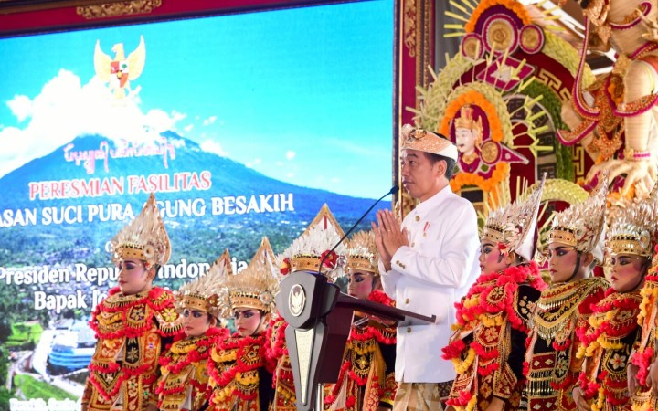Presiden Joko Widodo didampingi Ibu Iriana Joko Widodo meresmikan penataan fasilitas kawasan suci Pura Agung Besakih di Kabupaten Karangasem, Provinsi Bali, pada Senin, 13 Maret 2023