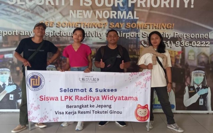 Empat siswa LPK Raditya Widyatama yakni Kadek Adhe Nicky Sastra Arimbawa, Ni Made Mila Dwiana Sastrawati dan Ni Putu Lizia serta Putu Pande Bagus Suryadarmawan yang diberangkatkan bekerja ke Jepang