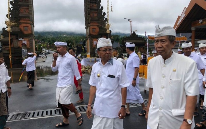 Gubernur Bali Wayan Koster bersama anggota DPD RI I Made Mangku Pastika saat meninjau kawasan Pura Agung Besakih di Karangasem, Senin