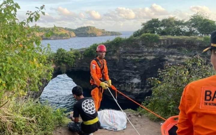 Tim SAR menyiapkan peralatan untuk mengevakuasi korban warga negara India yang terjatuh di Broken Beach, Nusa Penida, Klungkung