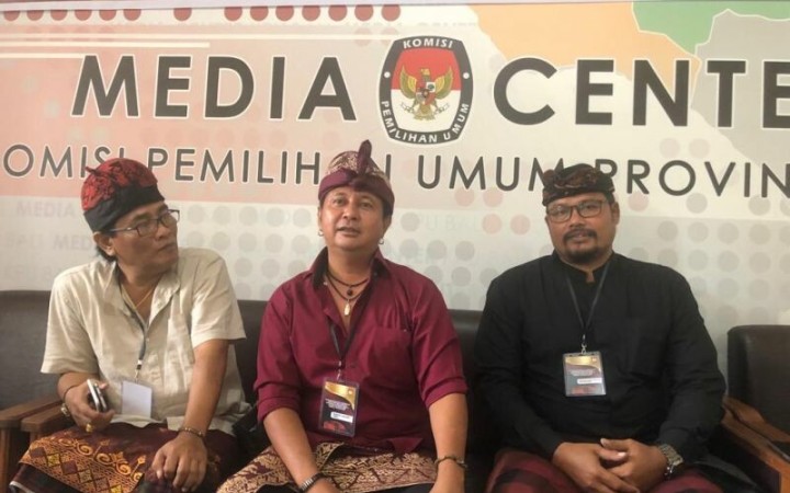 Ketua GUPBI Bali Ketut Hary Suyasa (tengah) saat diwawancara di Denpasar
