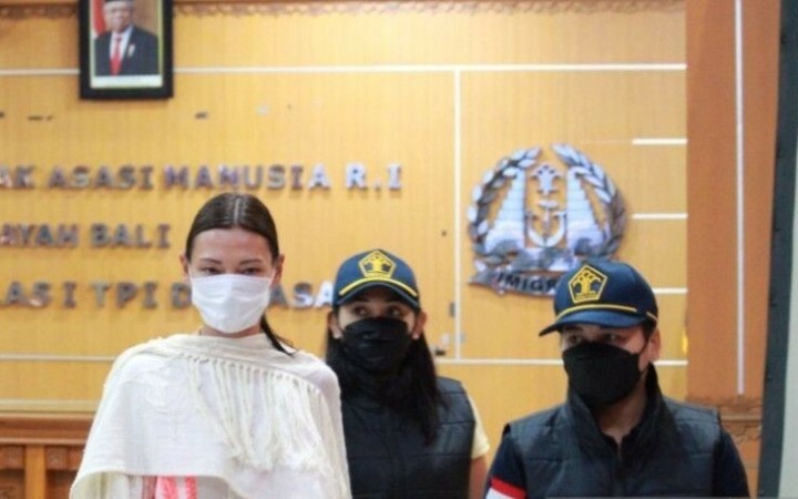 Imigrasi Denpasar memeriksa warga negara Rusia yang melakukan foto telanjang, di Denpasar,