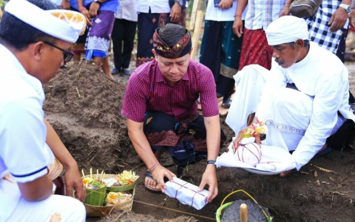 Bupati Klungkung I Nyoman Suwirta (baju merah) meletakkan batu pertama pembangunan rumah deret di Desa Sulang, Kecamatan Dawan, Kabupaten Klungkung, Bali, Senin (8/5)