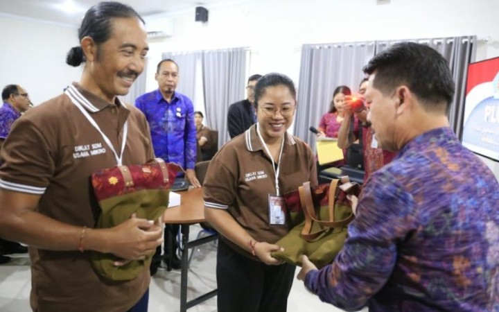 Bupati Klungkung I Nyoman Suwirta memberikan cindera mata kepada peserta pelatihan Usaha Mikro, Kecil dan Menengah (UMKM) di Klungkung, Bali, Selasa (9/5/2023)