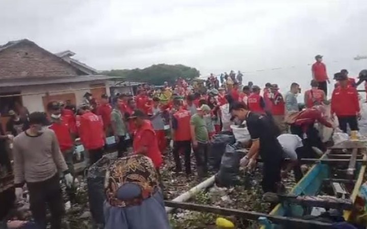 Disentil Pandawa Group, Ribuan Masyarakat Bandar Lampung Terjun Bersihkan Tumpukan Sampah di Pantai (ist)
