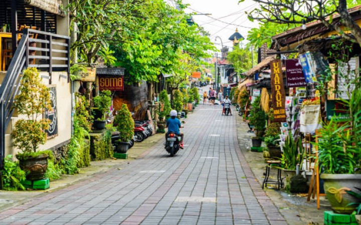 Salah satu jalan pusat Ubud yang penuh dengan bar dan restoran (foto: gemabali/ istock)